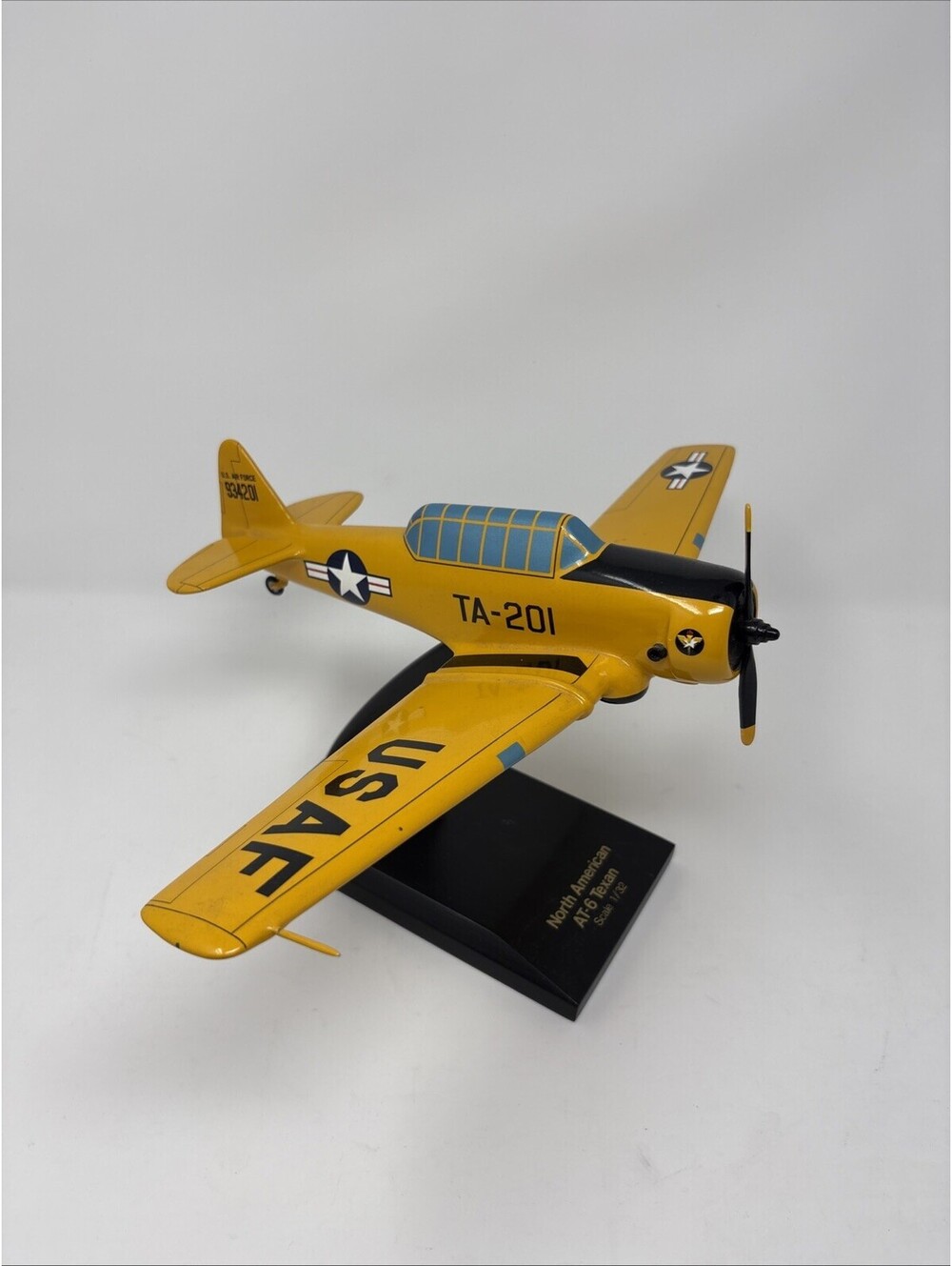 1/32 T-6 TRAINER TEXAN PAINTED MAHOGANY WOODEN MODEL